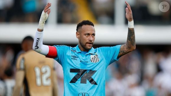 Na ocasião, Neymar jogou o primeiro tempo, sentiu dores e não retornou para o segundo tempo da partida