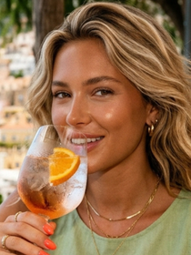 As 13 cores para unhas curtas que estão fazendo sucesso neste mês de setembro: do laranja Aperol ao verde-água-marinha mais refrescante