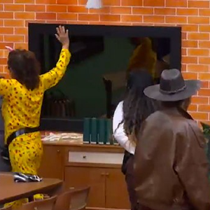 Darlin Ferrattry e Giovanna Gold protagonizaram mais um barraco em 'A Fazenda 18'. A empresária jogou água na rival e fez um alerta envolvendo as fotos dos filhos