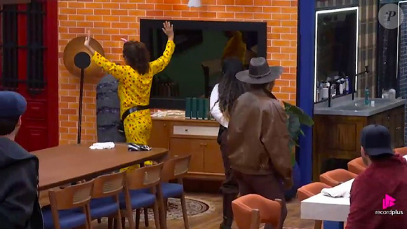 Darlin Ferrattry e Giovanna Gold protagonizaram mais um barraco em 'A Fazenda 18'. A empresária jogou água na rival e fez um alerta envolvendo as fotos dos filhos