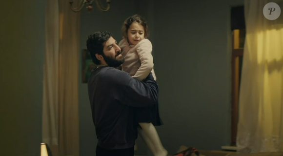 Na novela 'Mãe', após ser maltratada pelo padrasto, Melek/Turna é encontrada pela avó, a 'Senhora Pateta', no camarim do bar, no capítulo de 25 de novembro de 2025, terça-feira