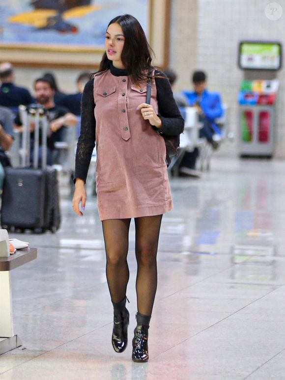 2018: já com o cabelo castanho escuro novamente, Isis Valverde foi flagrada em um aeroporto