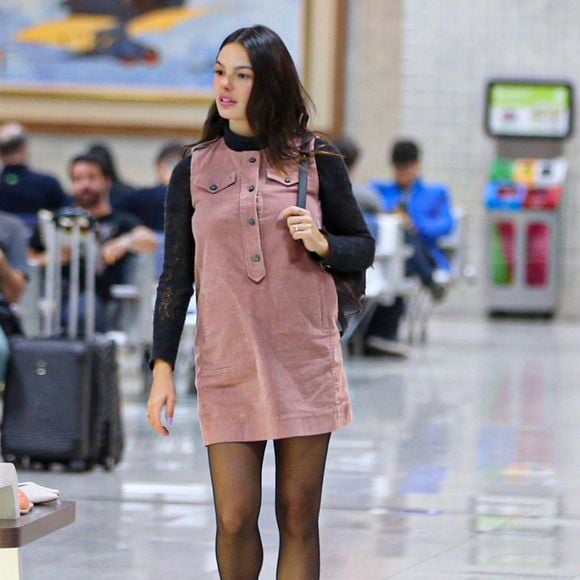 2018: já com o cabelo castanho escuro novamente, Isis Valverde foi flagrada em um aeroporto