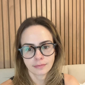 "Uma boate vizinha opera até as 3h da manhã com volume que faz as paredes do meu apartamento tremerem, móveis vibrarem e já derrubou uma porta da cristaleira no chão. Tenho rachaduras se alargando dia após dia", disparou Ana Paula Renault
