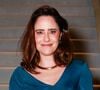 Fernanda Vasconcellos radicaliza visual, surge de cabelo curtinho para novela da Globo e web compara com atriz: 'Irmã da...'