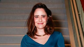 Oi, sumida! Fernanda Vasconcellos radicaliza visual, surge de cabelo curtinho para novela da Globo e web aponta semelhança: 'Irmã da...'