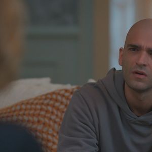 Afonso (Humberto Carrão) rompe os laços com Odete Roitman (Debora Bloch) após briga