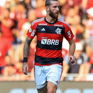 Léo Pereira também raspou a cabeça e começou a manter o cabelo mais curto, 'encurtando' o alongamento de sua cabeça