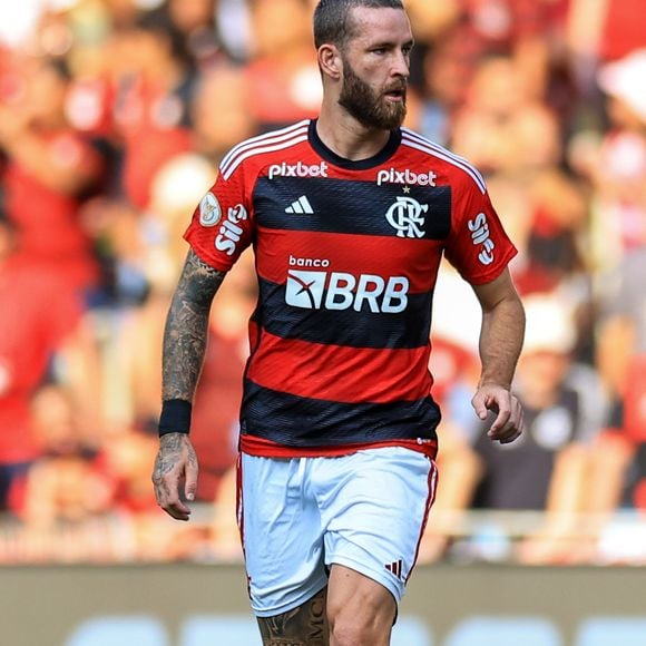 Léo Pereira também raspou a cabeça e começou a manter o cabelo mais curto, 'encurtando' o alongamento de sua cabeça