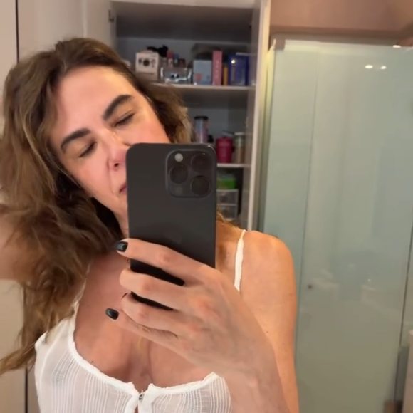 Luciana Gimenez, sem sutiã novamente, deixou seios à mostra em camisola