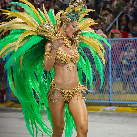 Cintia Dicker encarnou uma princesa tropical em sua fantasia