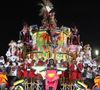'Poça de sangue': poucos lembram, mas há 32 anos, famosa do carnaval cortou os pés de tanto sambar em desfile na Sapucaí - na foto, Estácio de Sá cruza a Passarela anos mais tarde