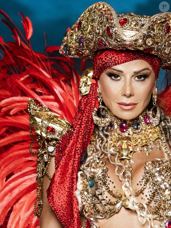 Em entrevista, Viviane Araújo comentou a pressão dos fãs sobre aposentadoria e garantiu que ainda não pretende deixar o posto de rainha de bateria do Salgueiro