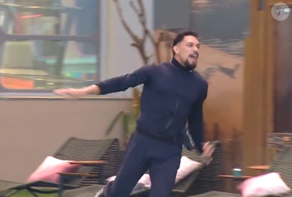 'BBB 25': Ao vencer o desafio no quarto escuro, Vinícius descobriu que conquistou a imunidade e que está direto no VIP.