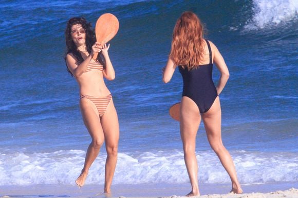 Durante gravação de Três Graças, as atrizes aparecem jogando frescobol em clima leve e romântico