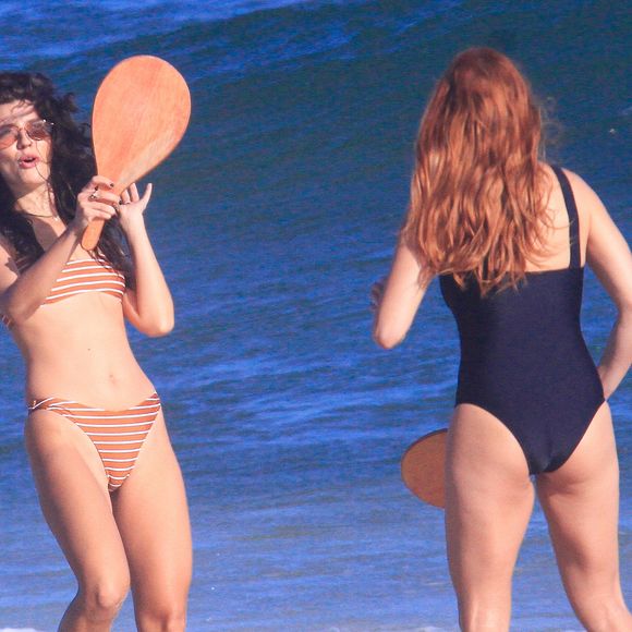 Durante gravação de Três Graças, as atrizes aparecem jogando frescobol em clima leve e romântico