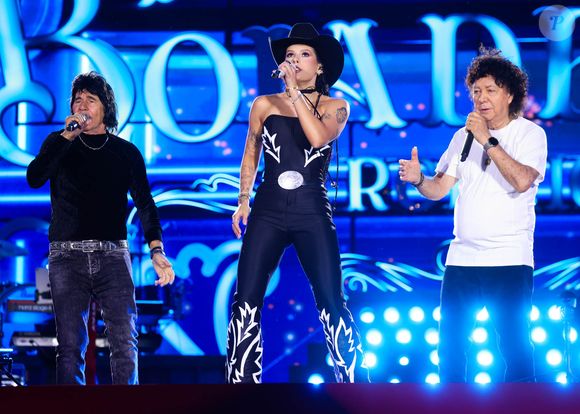 Ana Castela, Teodoro e Sampaio juntos em foto durante a gravação do novo DVD da cantora
