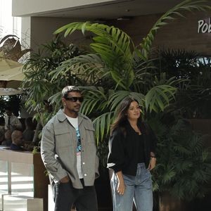 Jeans baggy, peças amplas e tênis marcaram os visuais escolhidos por Sophie Charlotte e Xamã