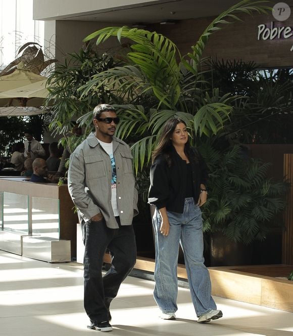 Jeans baggy, peças amplas e tênis marcaram os visuais escolhidos por Sophie Charlotte e Xamã