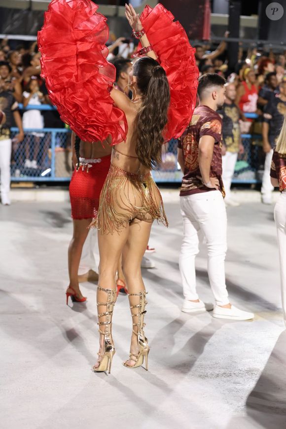 Toda a sensualidade de Deborah Secco no ensaio técnico do Salgueiro