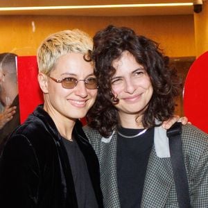 Julia Anquier, filha de Debora Bloch, acompanhou a esposa, a cantora Maria Beraldo, na 9ª edição do WME Awards, prêmio encabeçado pela Billboard Brasil