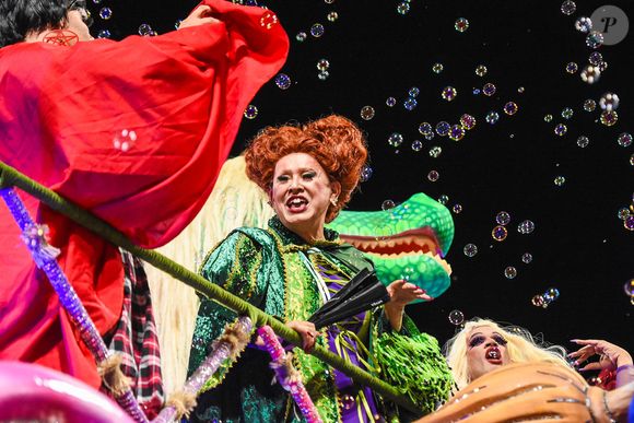 Nany People surge como a bruxa de 'Abracadabra' no Carnaval de São Paulo 2026