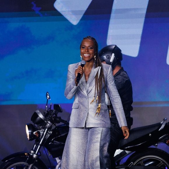 Maju Coutinho usou look de alfaiataria azul no Upfront 2026 da Globo