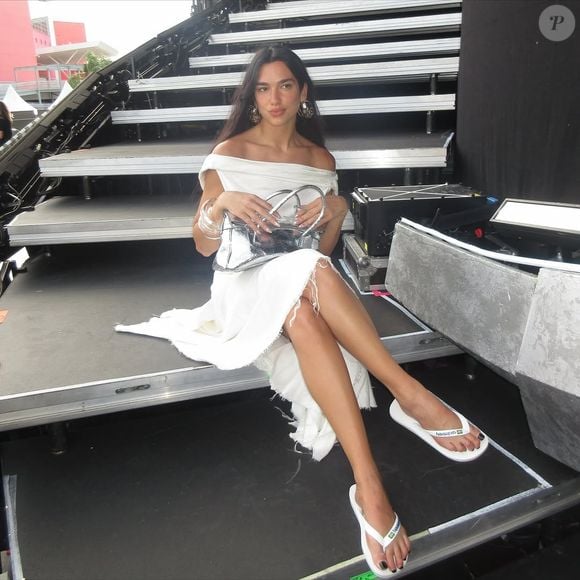 Dua Lipa também surgiu usando chinelo Havaianas, um clássico brasileiríssimo!