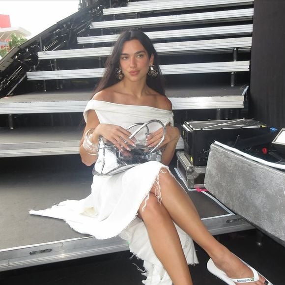 Dua Lipa também surgiu usando chinelo Havaianas, um clássico brasileiríssimo!