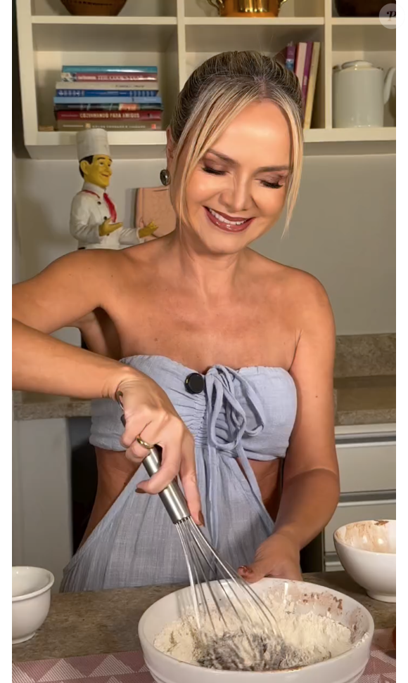 A loira Eliana tem 53 anos e arrasa com seu loiro clássico