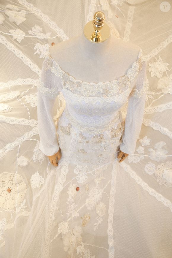 Já o corpo do vestido, um modelo ombro a ombro bordado à mão, traz leveza e elegância ao visual.