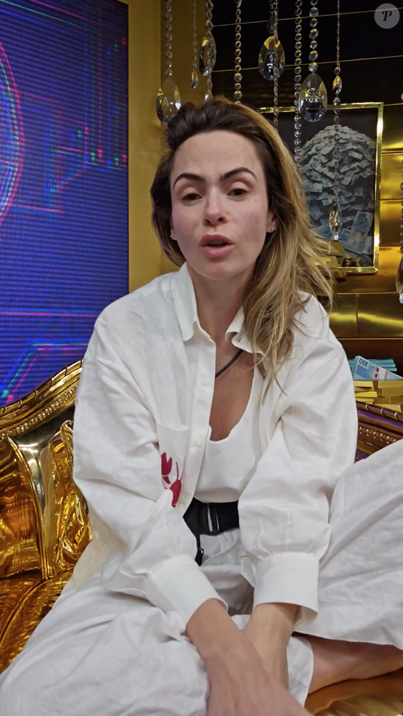 Ana Paula Renault se emocionou ao revelar que evitava pensar no pai devido ao seu estado delicado de saúde