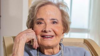 'Me foi proibido veementemente':  há 27 anos, Gloria Menezes enfrentou rejeição total como lésbica na Globo e autor deu final trágico à trama