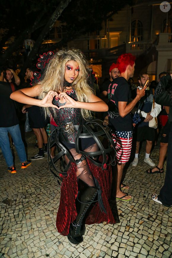 Wenny, irmã de Lexa, roubou a cena ao surgir com look ousado na frente do Copacabana Palace nesta terça-feira (29)