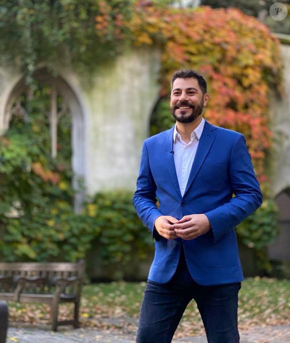 Evaristo Costa aparentava estar bem nervoso e não se deu muito bem com o telão