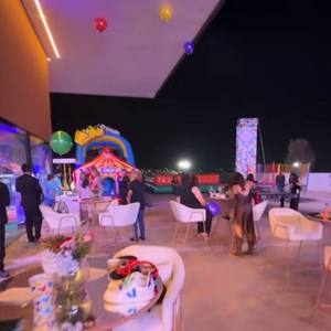 Área externa do aniversário de 5 anos de Maria Alice, com brinquedos infláveis
