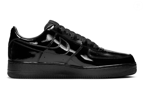 Criado pela Nike, o modelo aposta em um acabamento em couro de charol preto brilhante, conhecido como efeito “black piano”, que transforma completamente a estética tradicional do sneaker