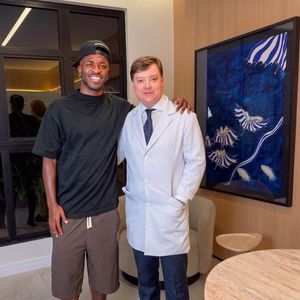Médico Alessandro Alarcão publicou uma foto ao lado de Vini Jr. após rumores de uma suposta harmonização facial envolvendo o jogador