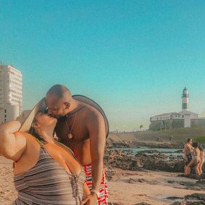 Maiô também é uma peça indispensável no corpo de Thais Carla em suas idas à praia