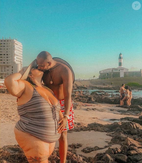 Maiô também é uma peça indispensável no corpo de Thais Carla em suas idas à praia