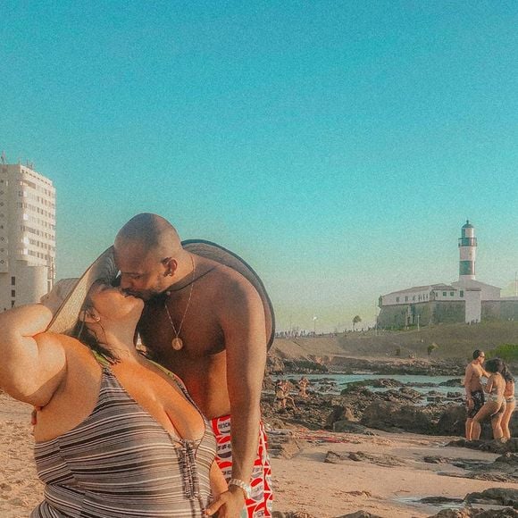 Maiô também é uma peça indispensável no corpo de Thais Carla em suas idas à praia