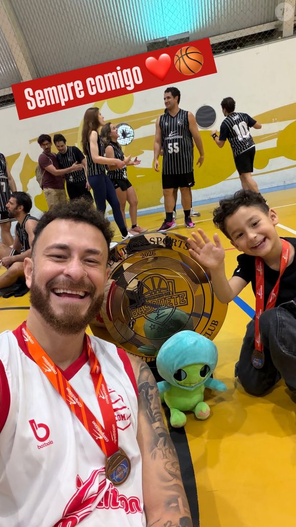 O apresentador Fred Bruno tranquilizou os fãs ao mostrar a evolução do ferimento provocado por um disparo de arma de fogo. O jornalista foi atingido no pé durante uma confusão em uma casa noturna de São Paulo e voltou a praticar esportes após receber autorização médica