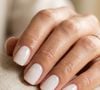 Minimalista e sofisticado, o branco milky continua entre as escolhas mais elegantes para a manicure. Nas unhas curtas, o tom leitoso cria um visual limpo, feminino e atemporal