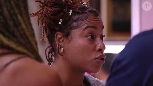 Após a discussão que Vitória teve com Camilla, Thamiris foi conversar com a atriz e saiu em defesa da irmã.