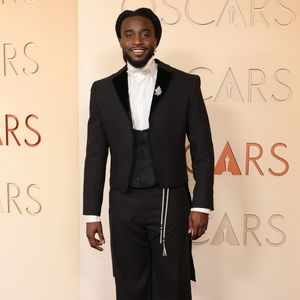 Oscar 2026: Shaboozey apostou em um smoking de pernas largas da marca mexicana Campillo