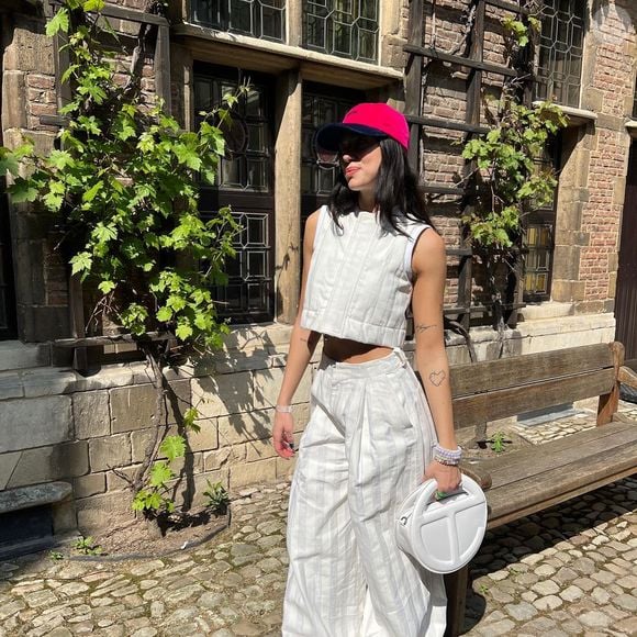 Calça de alfaiataria com modelagem soltinha garante ar sofisticado ao look de Dua Lipa