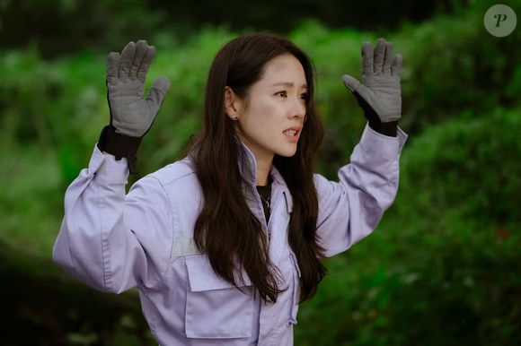 Em 'Pousando no Amor', a empresária sul-coreana Yoon Se-ri sofre um acidente de parapente e acaba caindo na Coreia do Norte