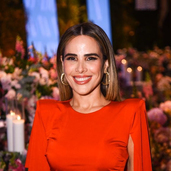 Wanessa Camargo elegeu vestido vermelho para festa de Vera Viel
