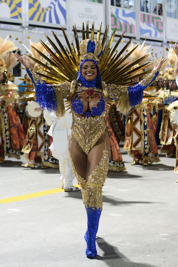 Rainha de bateria da Portela, Bianca Monteiro surgiu com fantasia que combinava tons de dourado e azul
