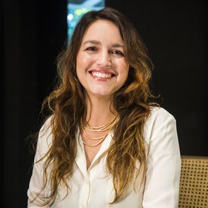 Autora do remake de 'Vale Tudo', Manuela Dias guarda o segredo sobre quem vai matar Odete Roitman, mas avisa que não será Leila (Carolina Dieckmmann)